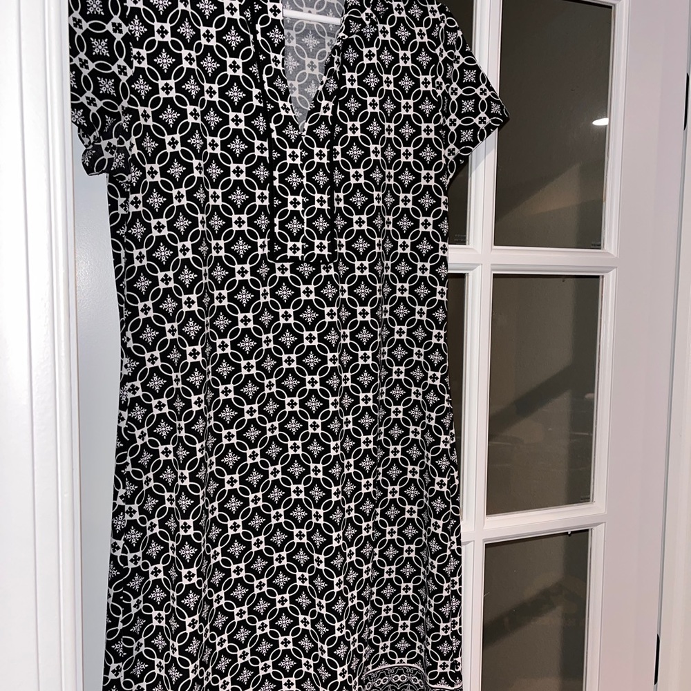 Max Studio brand black & white print dress, collared v-neck, short sleeve
